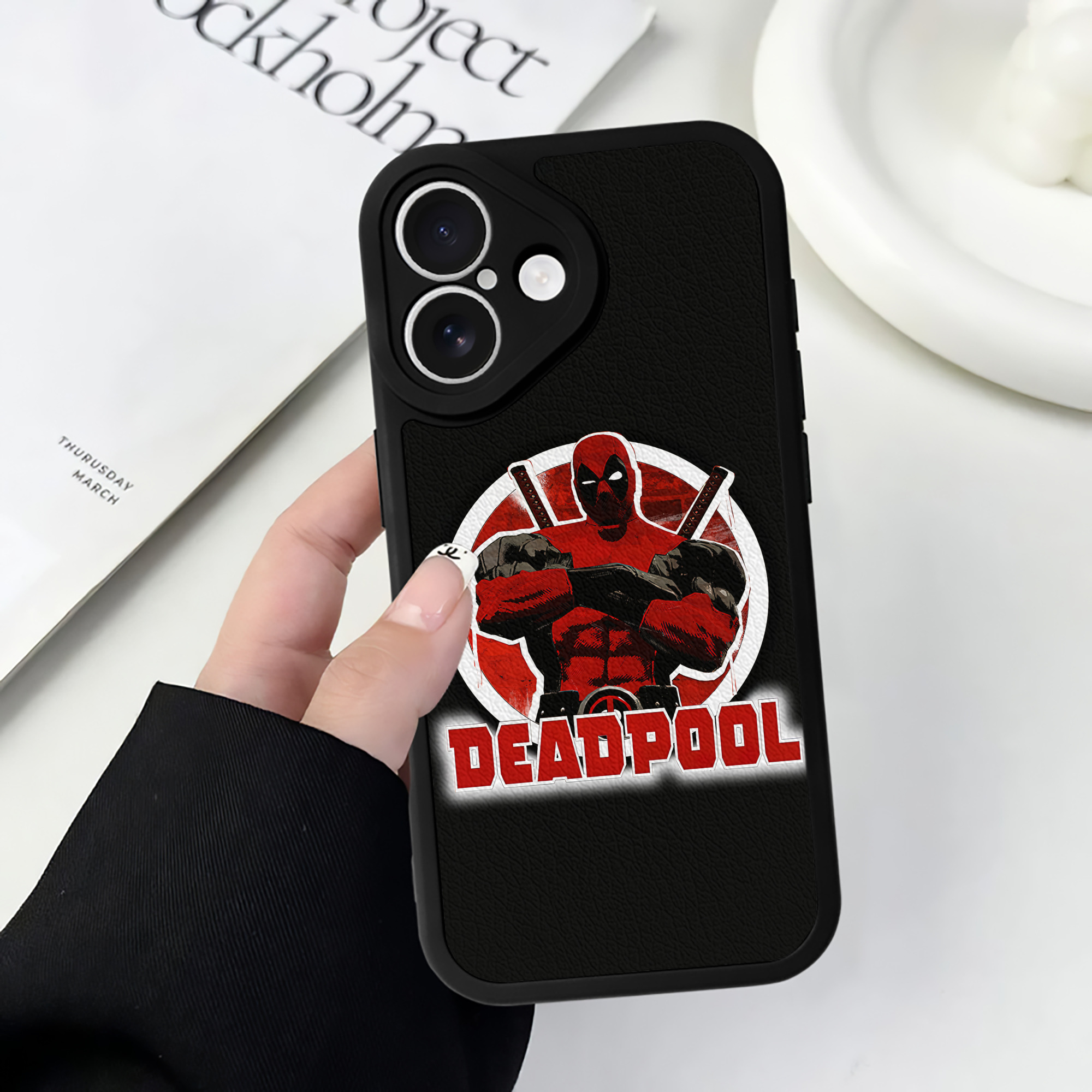（画像用） Deadpool デッドプール 【iPhone 16シリーズ対応】シリコンスマホケース（レザー調） 材質：シリコン